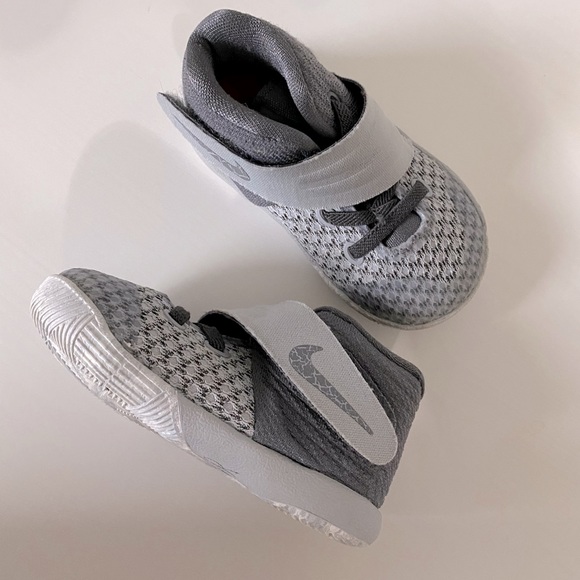 Nike Toddler Sneakers 4C - Picture 2 of 2